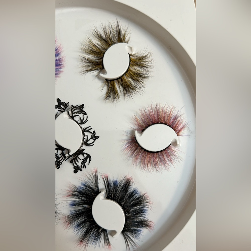 Dramatic Eyelashes - Picture 2 of 3